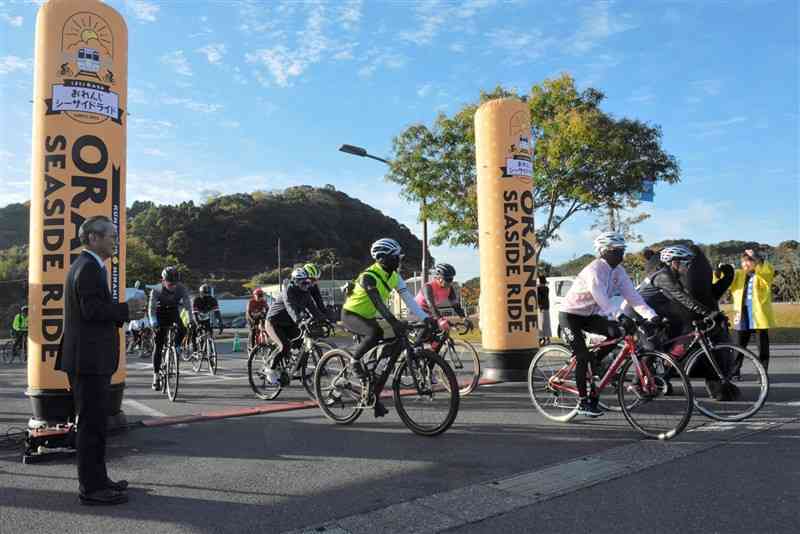 サイクリングイベント「おれんじシーサイドライド」で、水俣会場をスタートする参加者＝10日、水俣市
