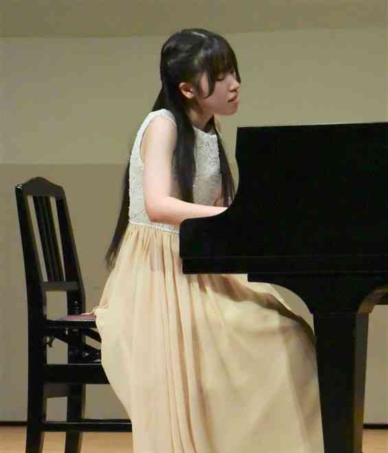 第56回熊日学生音楽コンクールでグランプリの熊日大賞に輝いたピアノの泉家梨紗さん＝10日、熊本市中央区