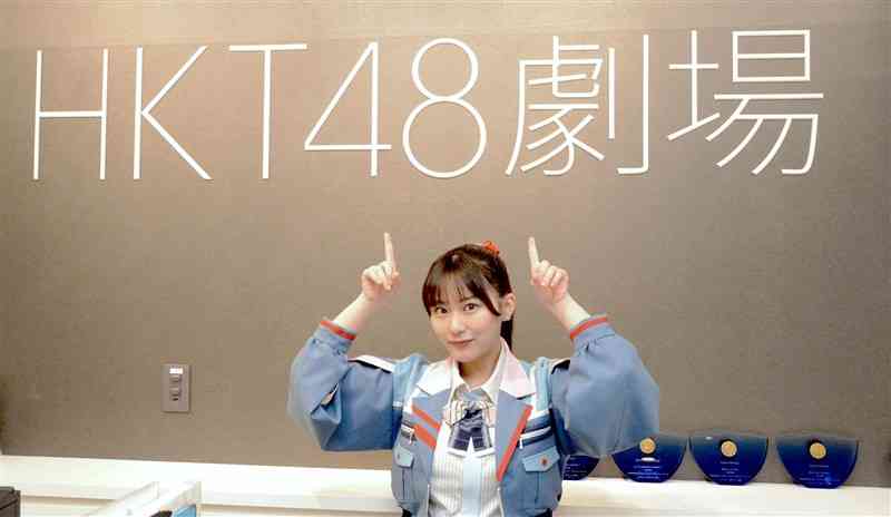 HKT48の卒業を控え、劇場のロビーでポーズを取る田中美久さん＝11月29日、福岡市