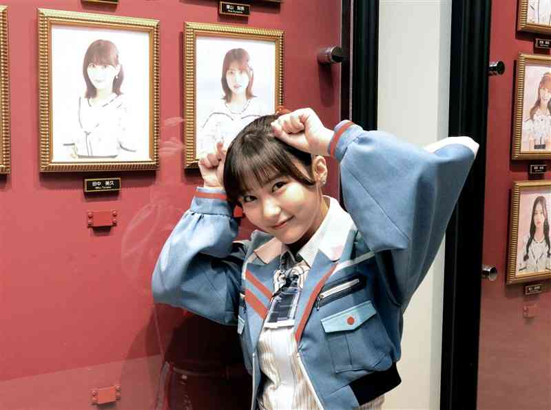 HKT48劇場前でポーズを取る田中美久さん＝11月29日、福岡市