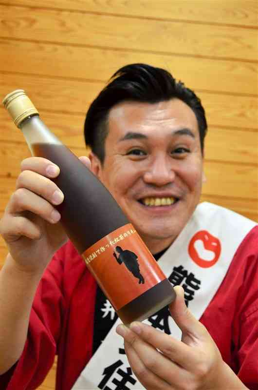 「球磨焼酎で作った紅茶のリキュール」をPRする吉本興業の「熊本県住みます芸人」安井政史さん＝11日、五木村