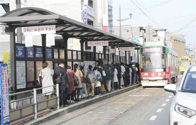 通勤通学客が並ぶ熊本市電の健軍町電停。市は市民病院までの延伸を計画している＝3月、同市東区