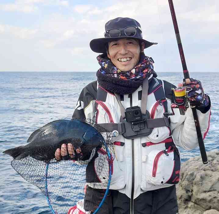 まき餌と付け餌を同調させ寒グロを釣り揚げた上田洋平さん＝天草市牛深町の片島