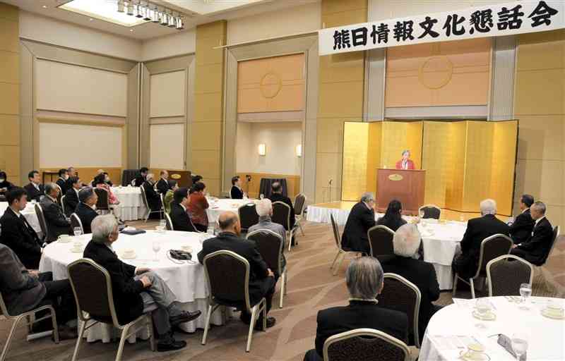 経済ジャーナリストの荻原博子氏が講演した熊日情報文化懇話会の12月例会＝12日、熊本市中央区