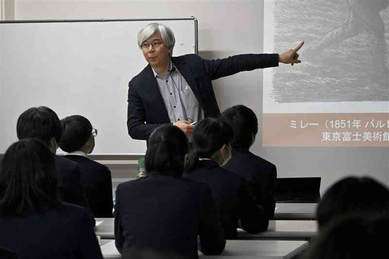 高森高マンガ学科の生徒に授業をする東京大の酒井邦嘉教授＝12日、高森町