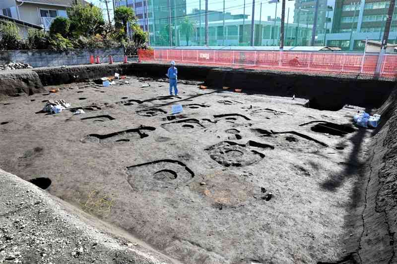 奈良時代の大規模な掘立柱建物跡群が見つかった大江遺跡群＝13日、熊本市中央区