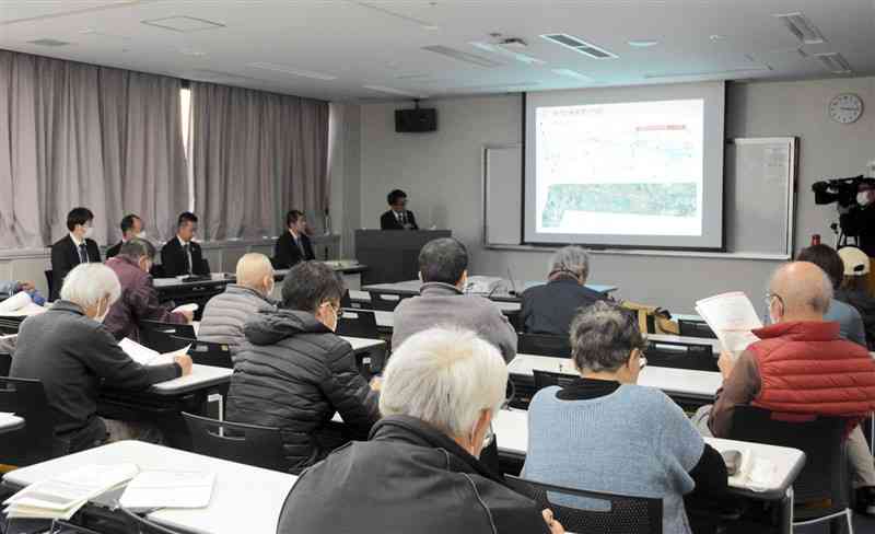 中九州横断道路「大津熊本道路」の道路構造などを説明した都市計画素案の説明会＝13日、合志市