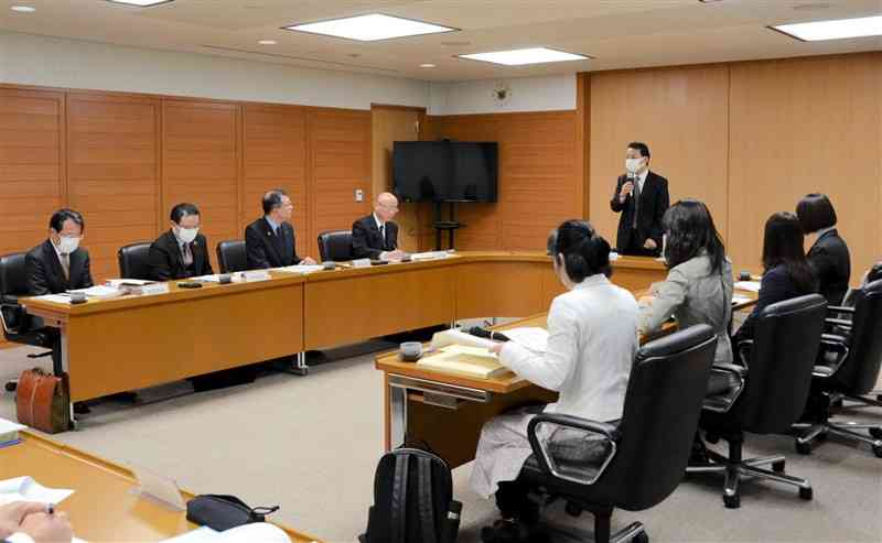 第4期県教育振興基本計画について意見を交わした検討・推進委員会＝14日、熊本市中央区