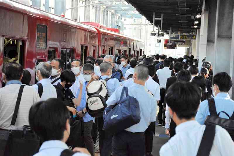 通勤や通学の利用客で混雑するJR豊肥線新水前寺駅のホーム＝2022年7月、熊本市中央区（野村拓生）