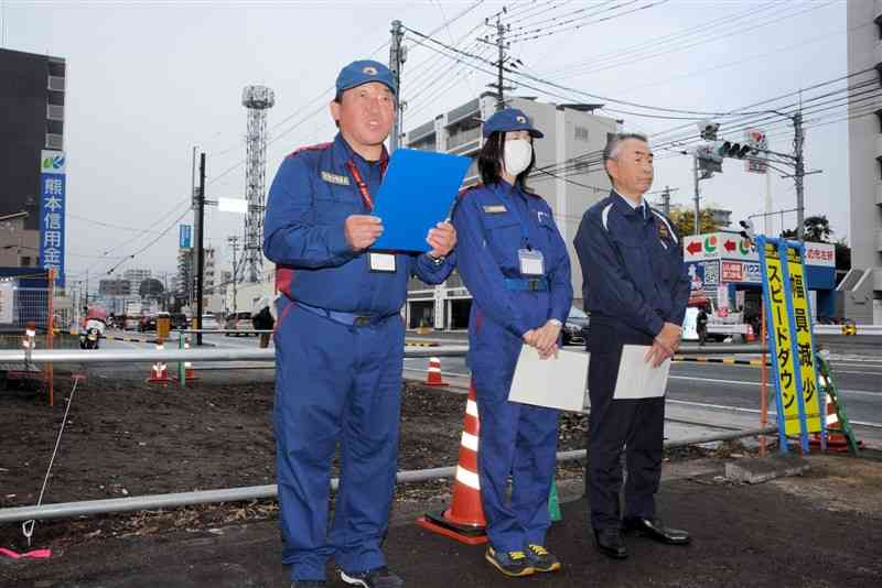 行政代執行の終了を宣言する熊本県用地対策課の職員ら＝15日、熊本市中央区