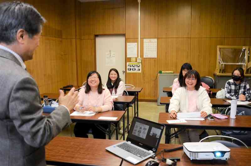 外国人向けの日本語教室で和気あいあいと学ぶ台湾籍の女性たち＝15日、菊陽町