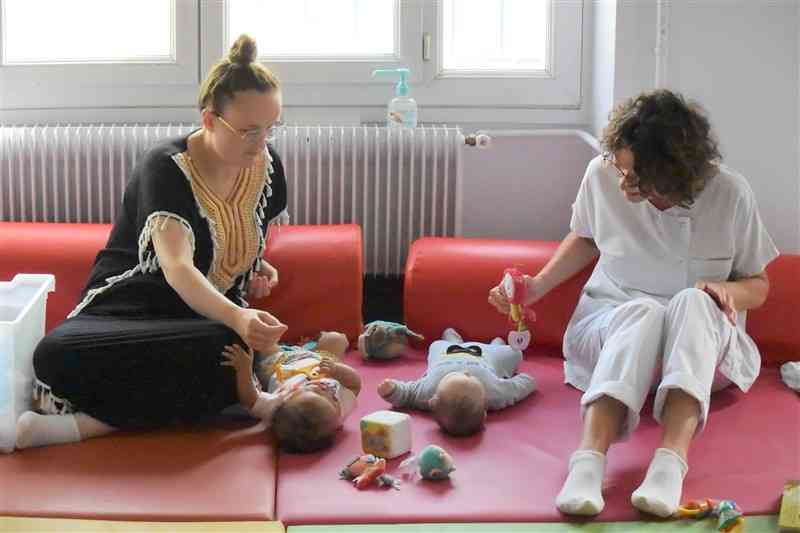 赤ちゃんの心理的なサポートをするため、母親とともに観察するヴェジネ病院の心理士（右）＝10月、フランスのル・ヴェジネ市