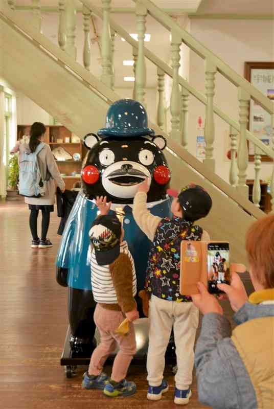 三角西港を設計したムルドルにちなんでデザインされたくまモン像＝17日、宇城市