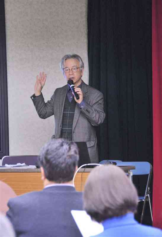 「外国人が定住できる地域づくりを目指すべきだ」と訴える中島眞一郎さん＝17日、熊本市中央区