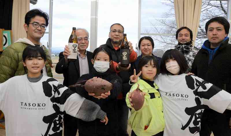 オリジナル芋焼酎「田底」を紹介する田底地区活性化推進協議会のメンバーら＝16日、熊本市北区