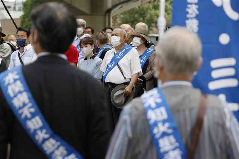 水俣病をめぐる裁判の判決を前に開かれた集会＝9月、大阪地裁前