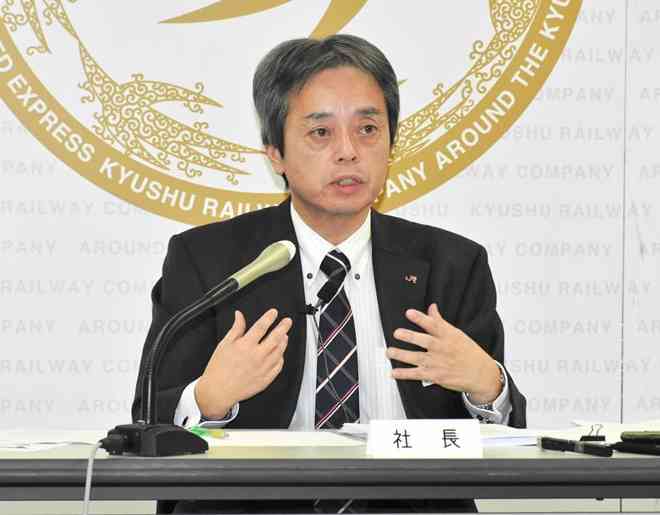 県が提示したJR肥薩線の復興方針案に対する見解を述べる、JR九州の古宮洋二社長＝20日、福岡市