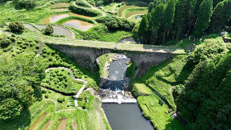 国宝に指定された通潤橋＝6月、山都町（谷川剛・石本智、ドローン撮影）