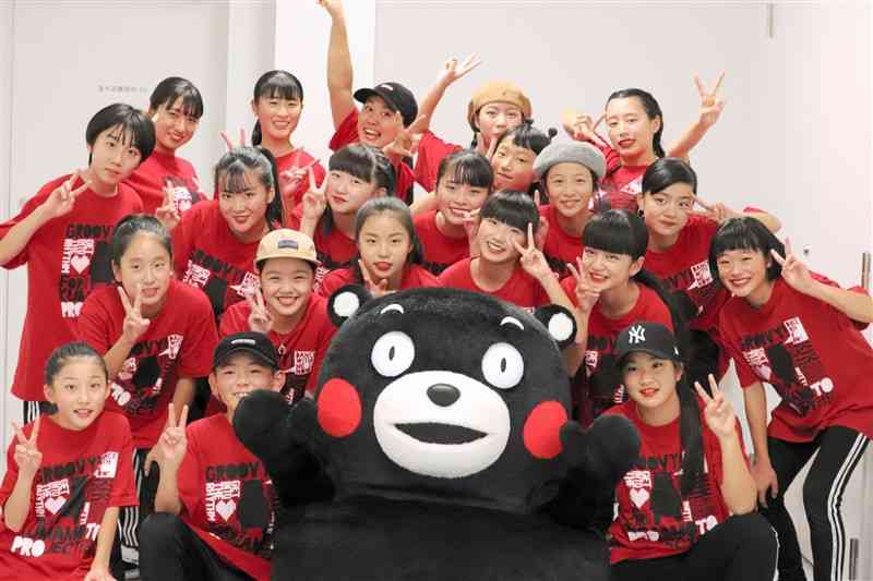 くまモンとともに熊本の魅力を発信しているダンス部のメンバー（提供写真）