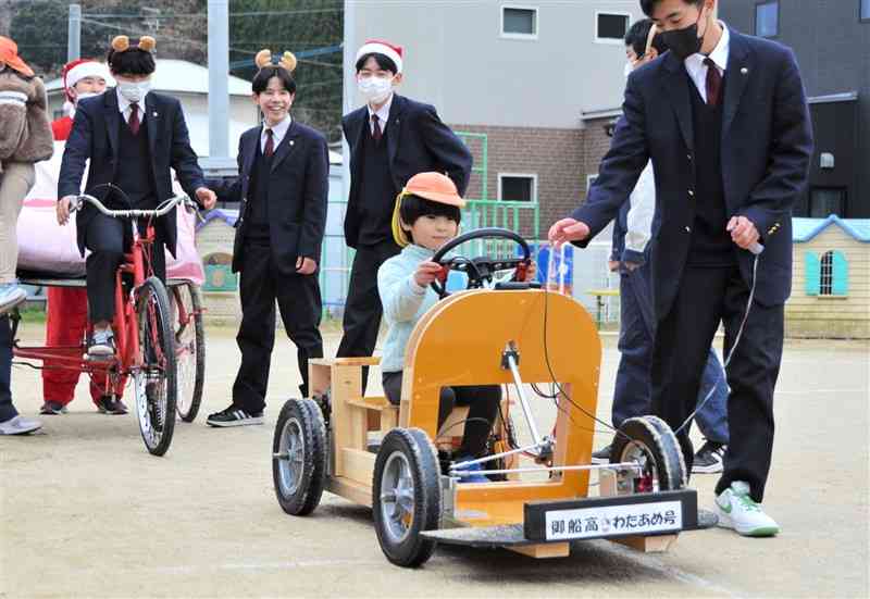 御船高生が作った電気自動車を運転する保育園児＝21日、御船町