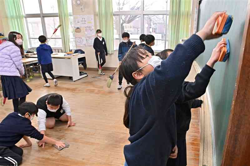 2学期最後の大掃除で、教室を丁寧に掃除する児童たち＝22日午前9時35分ごろ、熊本市南区の御幸小（石本智）