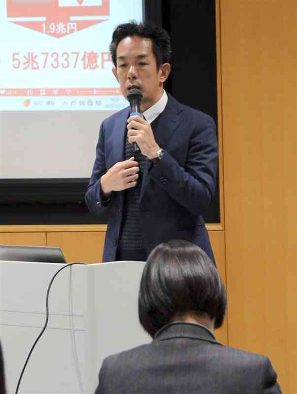 日本の輸入産業の課題について語る小島尚貴さん＝13日、熊本市中央区