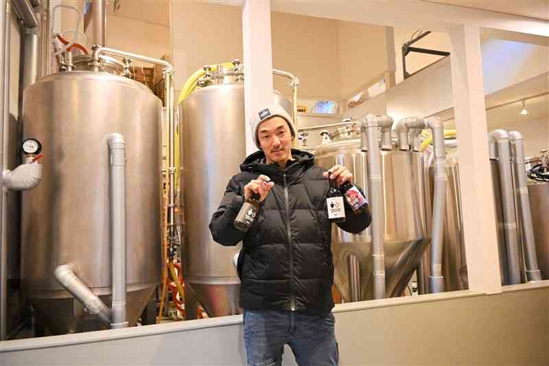 「味わったことがないようなビールを提供したい」と意欲を見せる松崎耕詩さん＝4日、小国町