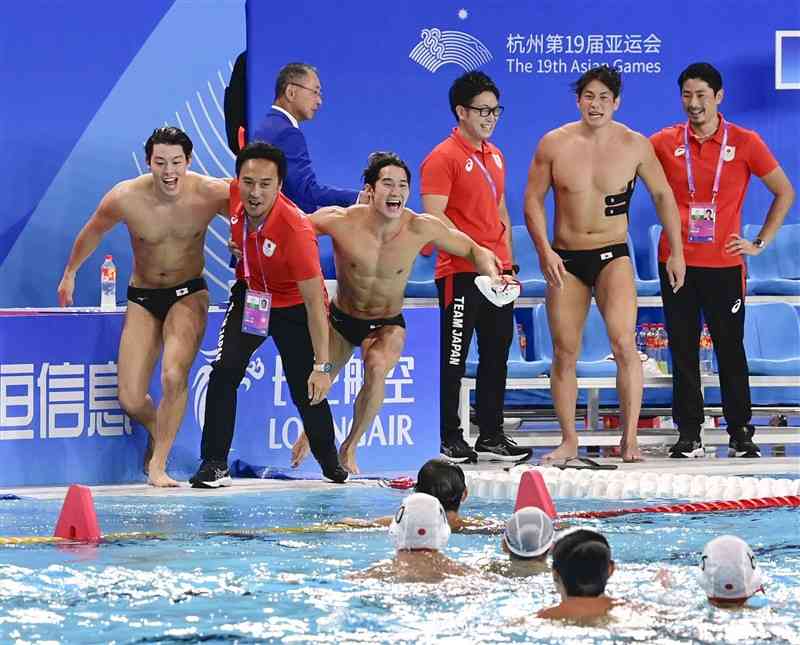 アジア大会の決勝で中国に勝利し、プールに入る塩田義法監督（左から2人目）＝10月7日、杭州