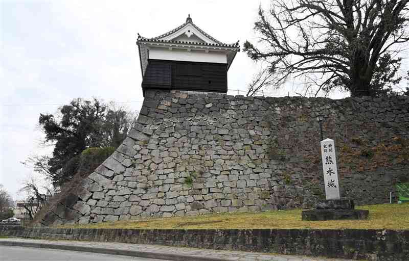 復旧工事が終わった熊本城の監物櫓＝25日、熊本市中央区