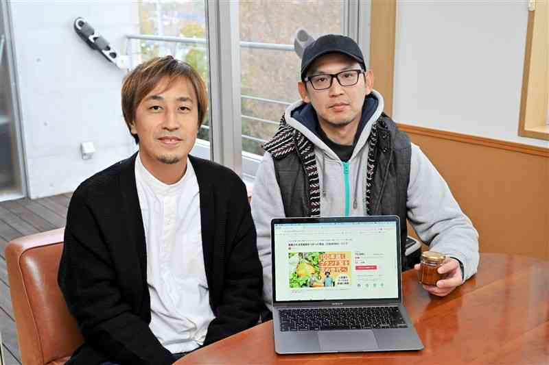 廃棄梨の活用に向けクラウドファンディングで資金を募っている森山大雅さん（左）と津﨑淳さん＝21日、熊本市