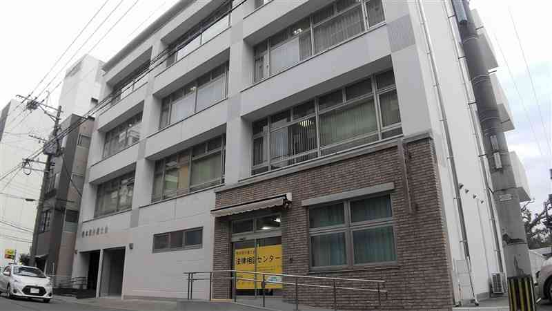 18日に業務を始めた熊本県弁護士会の新会館「水道町会館」。1階に法律相談センターが入る＝熊本市中央区