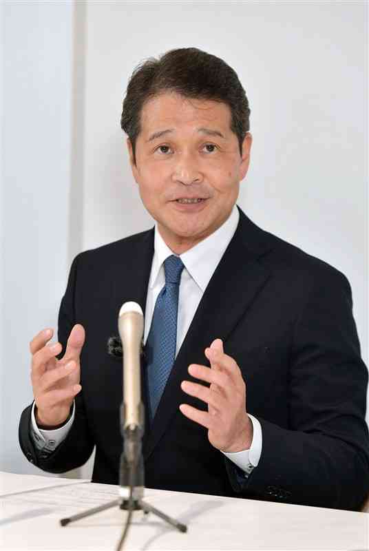 来年春の熊本県知事選に立候補を表明し、報道陣の取材に答える幸山政史氏＝26日、熊本市中央区（上杉勇太）