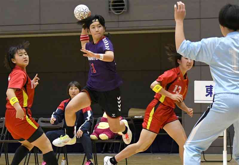 【女子決勝・熊本選抜－東京選抜】後半、シュートを放つ熊本選抜の三浦＝鳴門アミノバリューホール