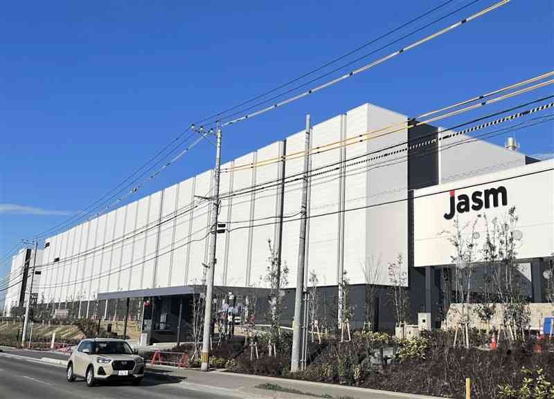 ほぼ完成したJASMの工場棟＝24日、菊陽町