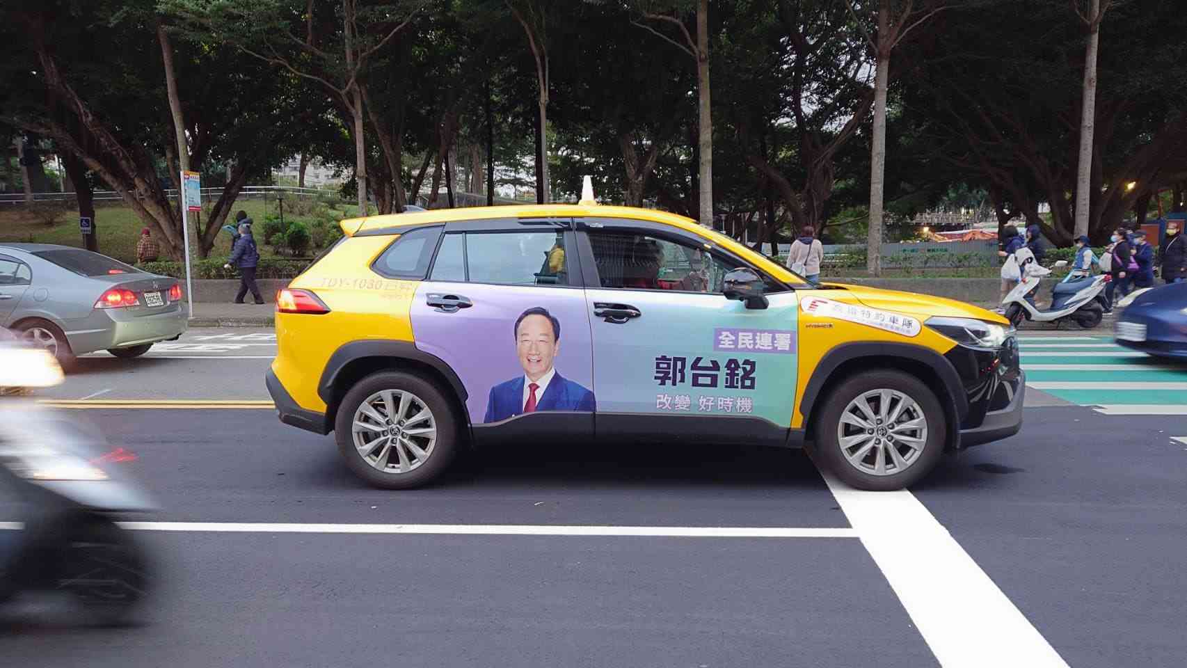 ▲タクシーに貼り付けられた選挙関連の広告＝12月17日、桃園（ＮＮＡ撮影）