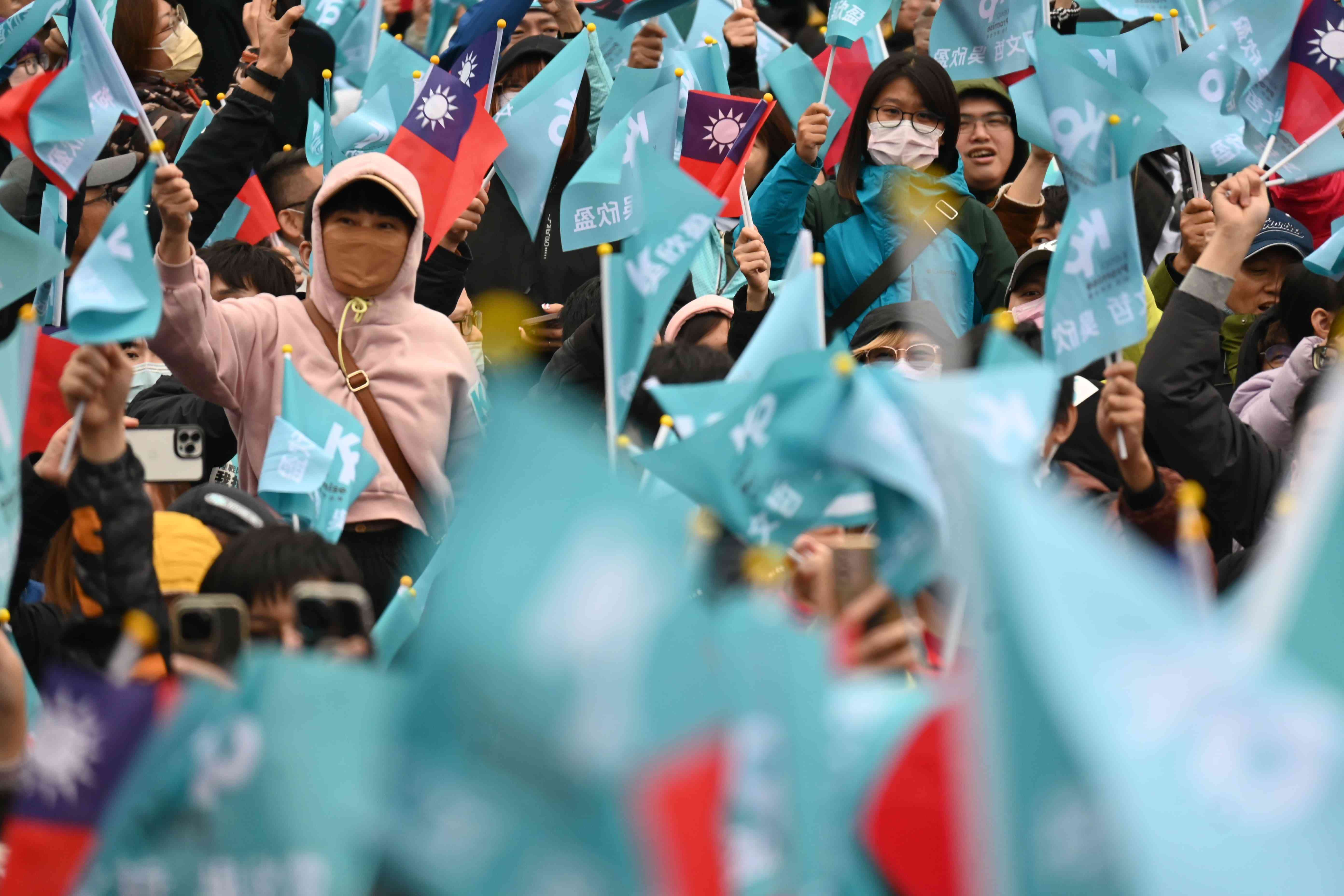 ▲台湾に寒波が到来した12月、総統選候補者の集会に１万人を超える支持者が集まりました＝12月24日、台北・12月17日、桃園（ＮＮＡ撮影）