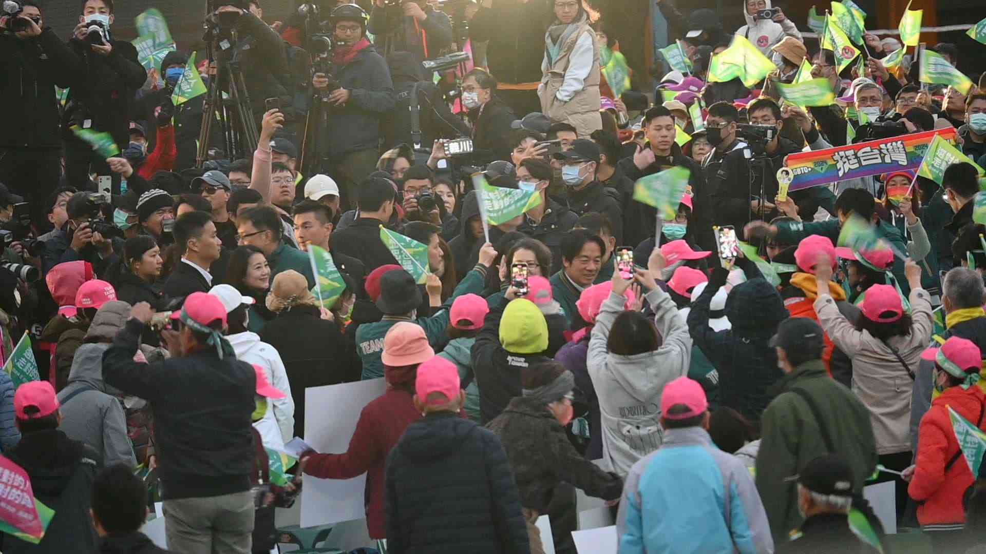 ▲候補者（写真中央）が会場に到着すると、集まった市民が盛んに写真を撮っていました＝12月24日、台北（ＮＮＡ撮影）
