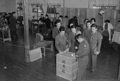 1955年2月11日に行われた第３回県知事選の投票の様子＝熊本市