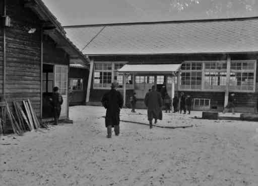 雪の中、県知事選の投票所へ向かう有権者＝1959年1月22日、旧阿蘇町