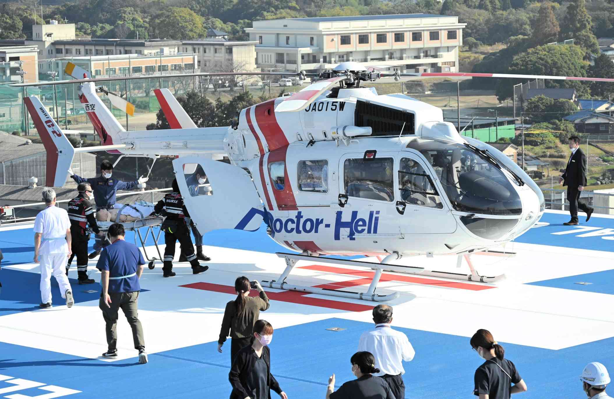 熊本県のドクターヘリは2012年1月に運航を開始。写真は昨年11月の訓練＝荒尾市