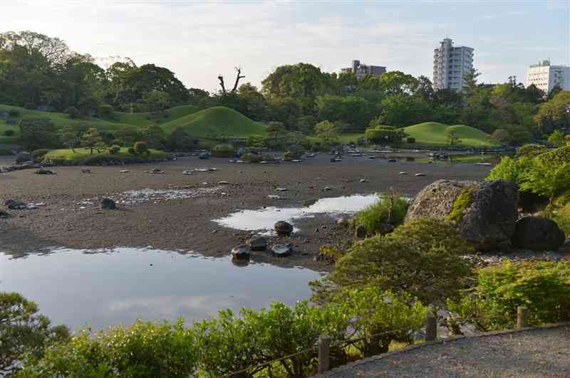 熊本地震直後、池の水が干上がった水前寺成趣園＝2016年4月、熊本市中央区（高見伸）