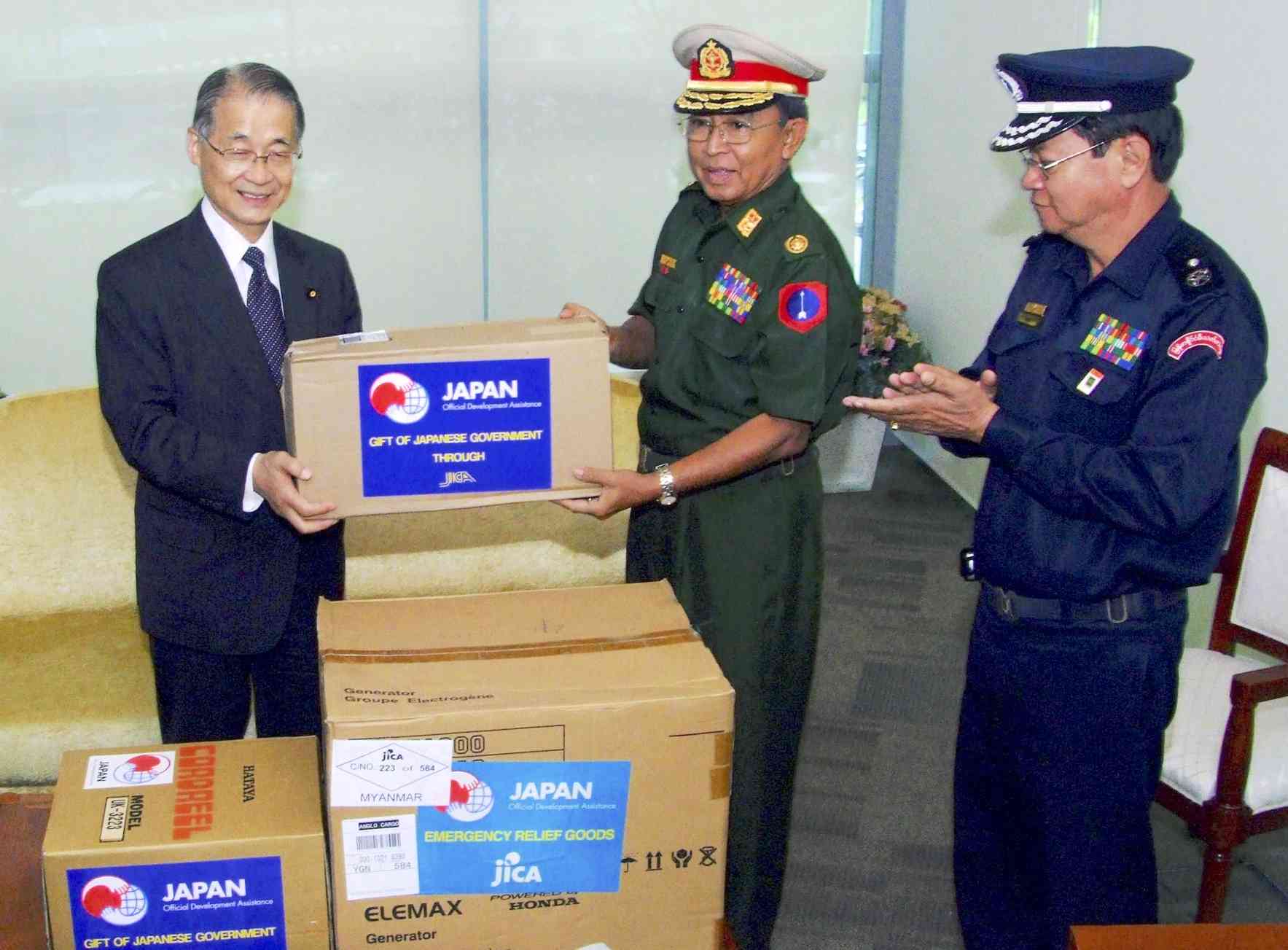 ヤンゴンの空港で、サイクロン被災者のための支援物資を引き渡す＝2008年5月（共同）