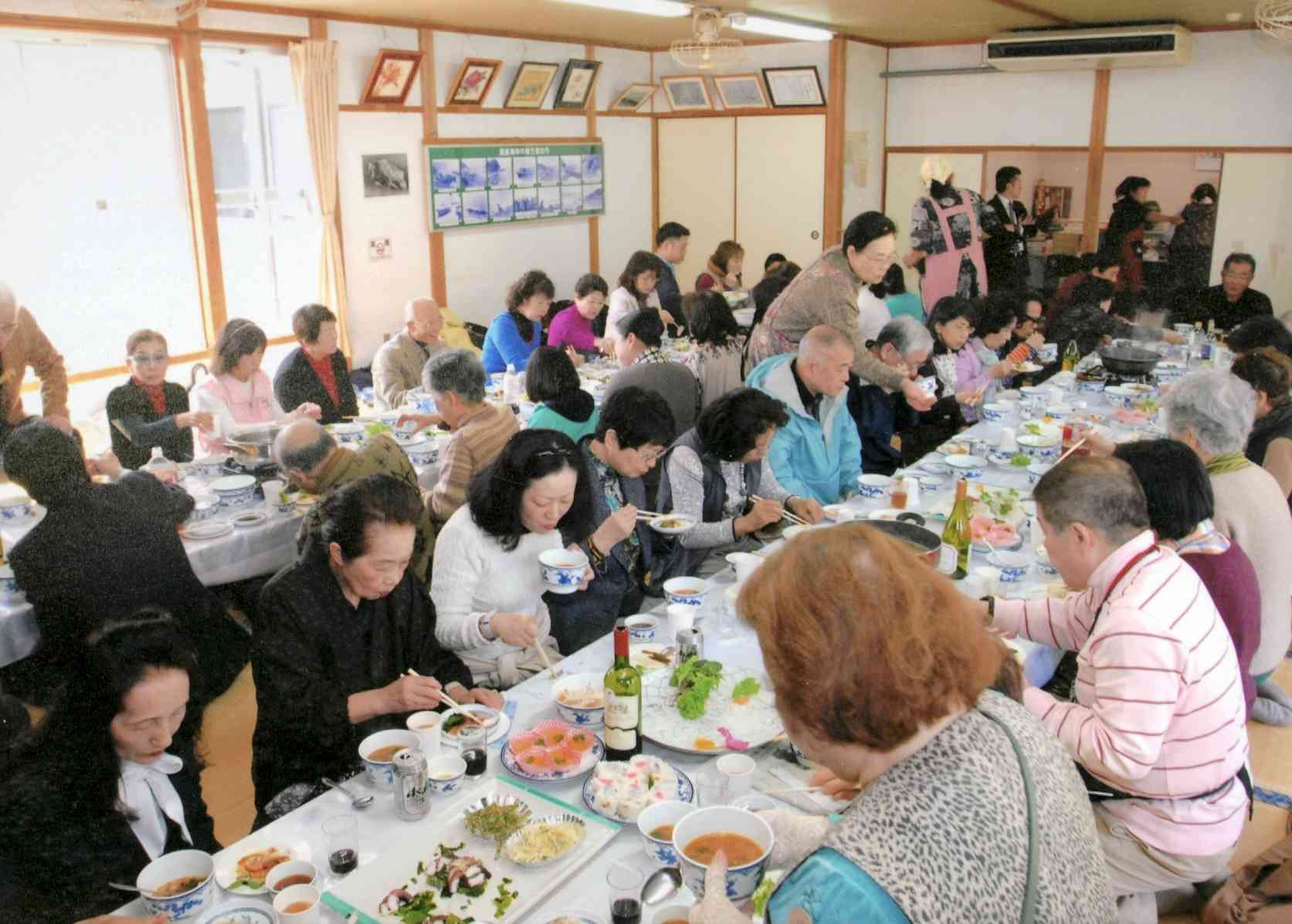 「創造くまもと」が企画した湯島ツアーで地元の料理を楽しむ参加者たち