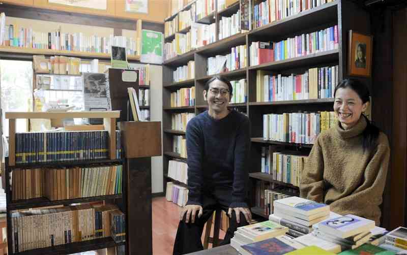作家の故石牟礼道子さんの旧宅に古書店をオープンした奥田直美さん（右）と順平さん＝5日、水俣市