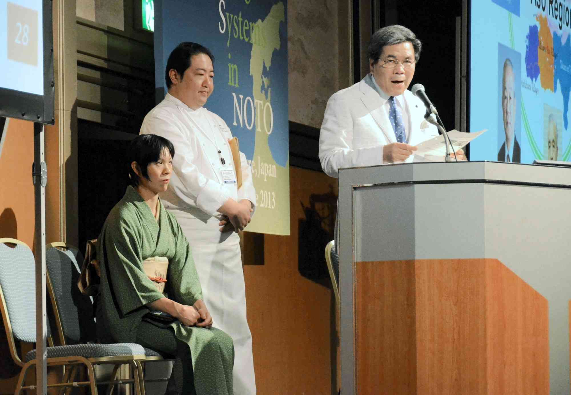 2013年に石川県で開かれた国際会議で蒲島郁夫知事、宮本健真さんとプレゼンテーションをする
