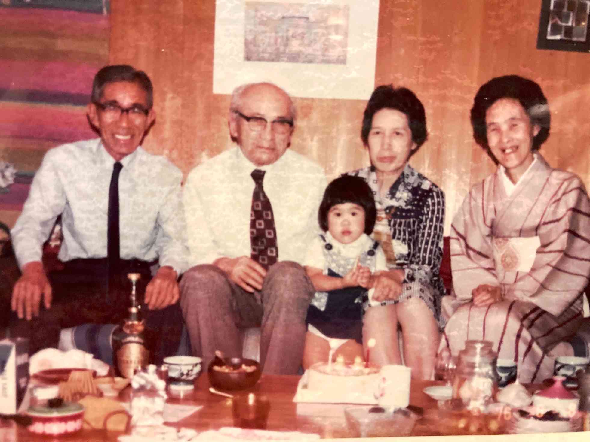 1歳の誕生日に父方、母方の祖父母に囲まれて。左端が大戸元長