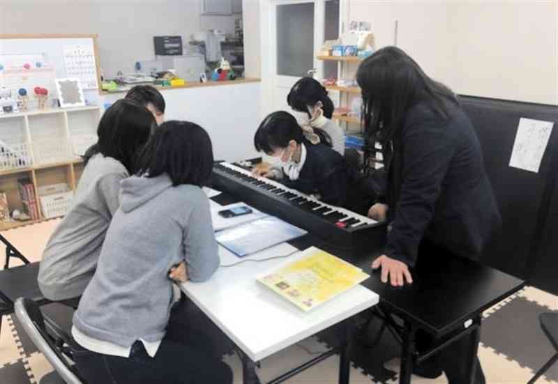 音楽体験を楽しむフリースクール地球子屋の子どもたち＝昨年1月、熊本市中央区（地球子屋提供）