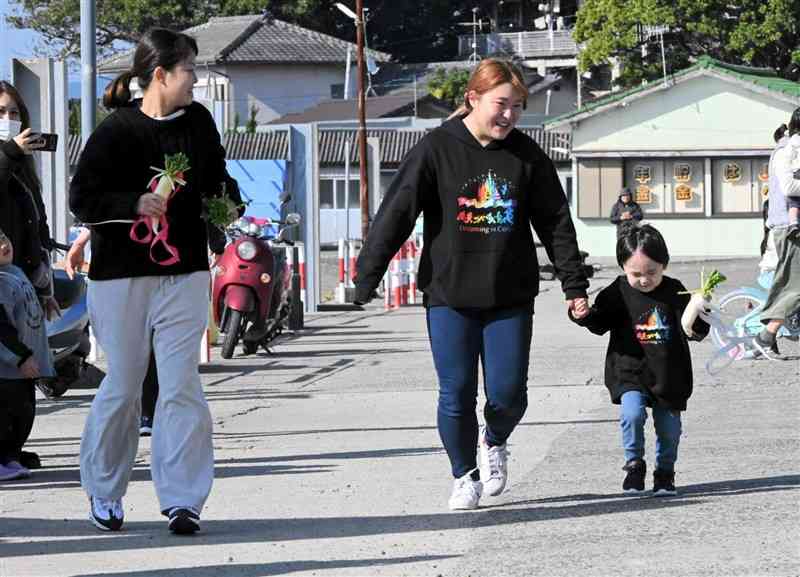 リレー大会で湯島大根を握り締めて懸命に走る子どもら＝1日、上天草市