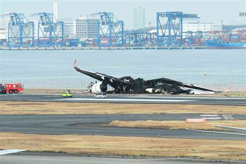 羽田空港の滑走路で炎上し、焼け焦げた日航機＝3日午後1時55分