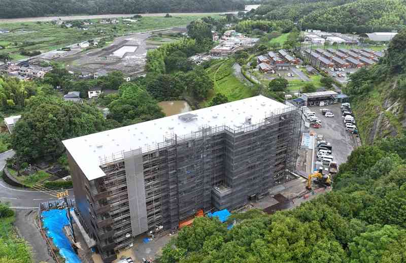 熊本豪雨からの復興が進む球磨村の渡地区。過疎化と人口減少への対応が課題となっている＝2023年7月3日、球磨村（上杉勇太、ドローン撮影）